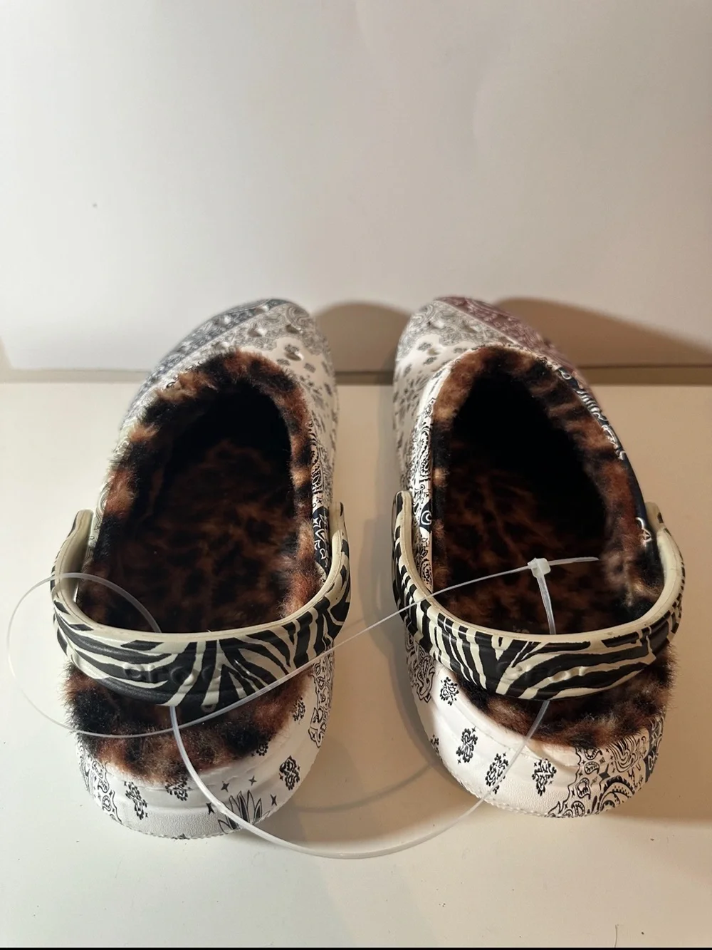 Crocs Dual Comfort Bandana Paisley Faux Fur Lined Clogs Zebra Leopard EUC